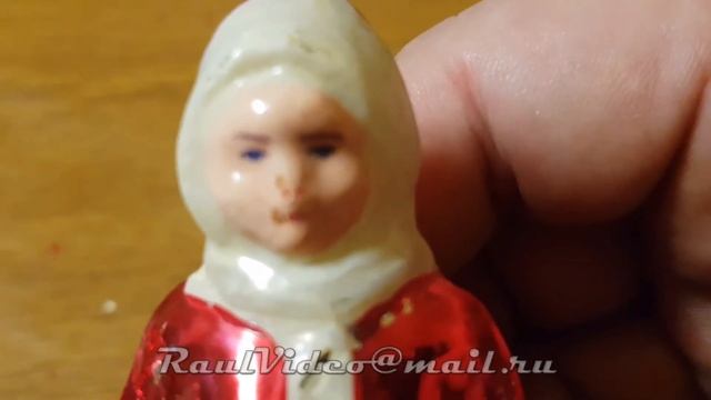 Елочная игрушка Девочка в красных шубке шапке штанах