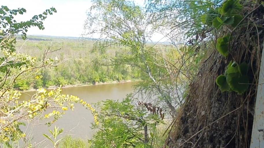 Пещеры спускаются внутри утеса почти до уровня реки, иногда выходя наружу на своеобразные балкончики смотреть онлайн