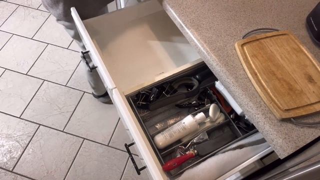 День 4: Уборка кухонных шкафов - очищение пространства, смотреть онлайн