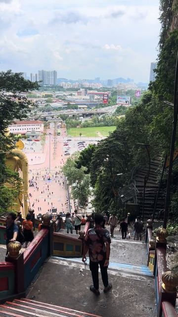 Радужная лестница в Пещеры Бату, 272 ступеньки, самая бо смотреть онлайн