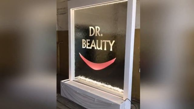 Водопад по зеркалу с подсвеченным логотипом: интерьер смотреть онлайн