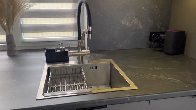 Обзор кухни с полуостровом и витриной, а также со стол? смотреть онлайн