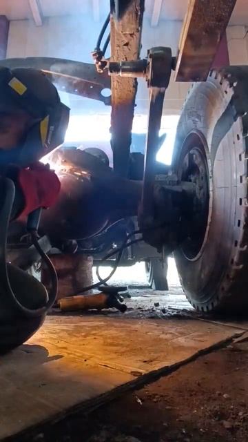 Сварка моста КамАЗа 🔥 #сварщик #сварной #сварка #сваро смотреть онлайн