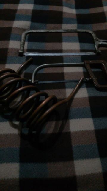 Лобзик, раритетная ножовка и медная спираль лежат на б смотреть онлайн