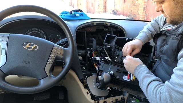 Установка Android магнитолы Teyes в Hyundai H1 смотреть онлайн
