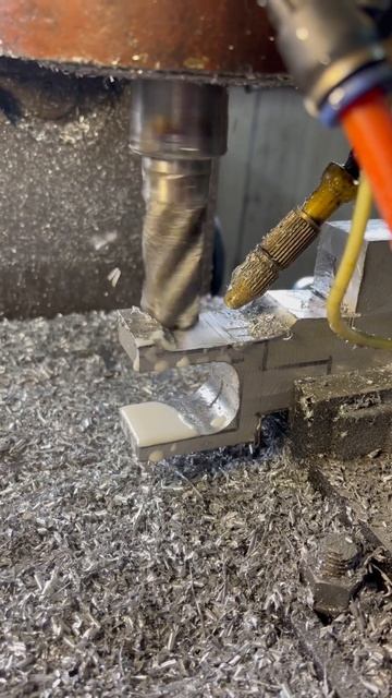 "Все в стружку ! Новичок фрезерует мотоциклетную детал смотреть онлайн