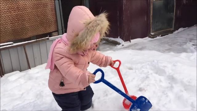 Первый снег  Николь с мамой играют зимой