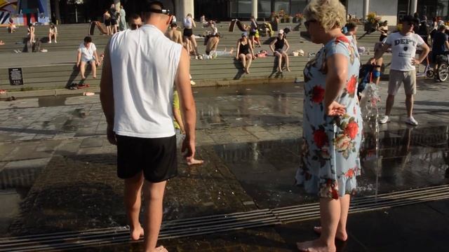 Girls, Guys, Summer, Fountain Splashes And Wet Dresses!/Девушки,парни,лето, бры?
