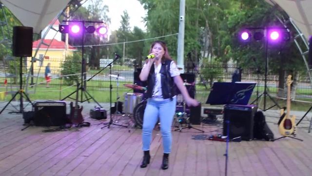 Cover на песню Подиум «Танцуй пока молодая» исполняет Юл смотреть онлайн