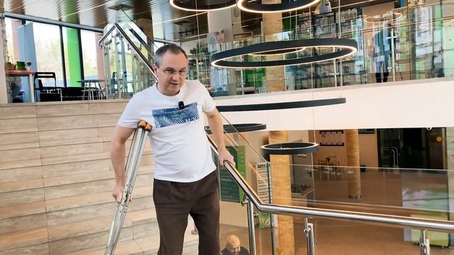 Как безопасно ходить по лестнице на костылях смотреть онлайн