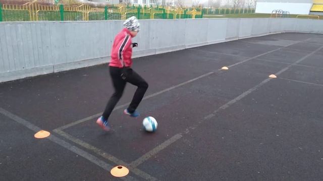 ФУТБОЛ. СВИРКОВСКИЙ КИРИЛЛ. ВЕДЕНИЕ МЯЧА ДВУМЯ НОГАМИ.