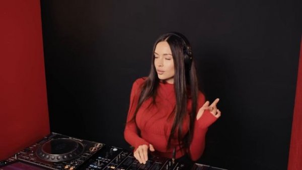 Xenia Dia (Diamond) - Barcelona Melodic Techno & Progressive House DJ Mix