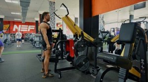 Вертикальная тяга в рычажном тренажере