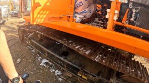 Выездная мойка спецтехники в белой рубашке