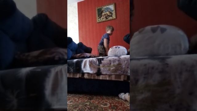 Построил дом дома из подушек и покрывал смотреть онлайн