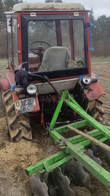 Трактор Т-25 забуксував на рівному місці смотреть онлайн
