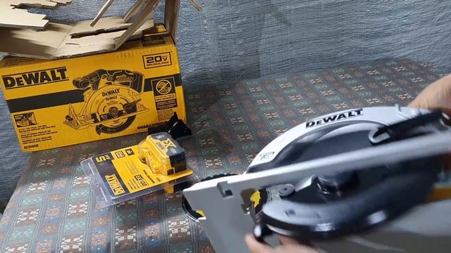 Циркулярная пила DEWALT DCS 565 смотреть онлайн