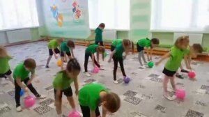 Утренняя гимнастика с мячом в средней группе)