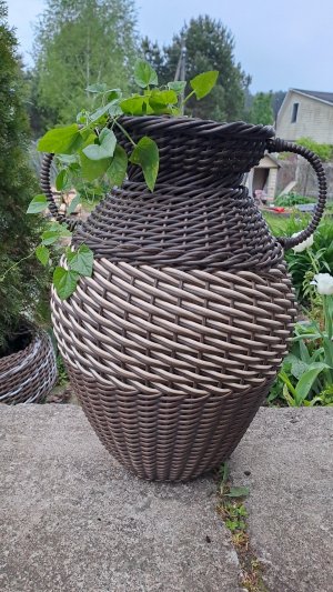 Ваза из ротанга.