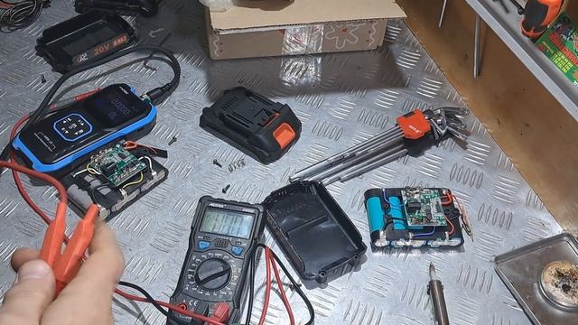 Аккумуляторная мини пила 21в не заряжаются аккумулято?