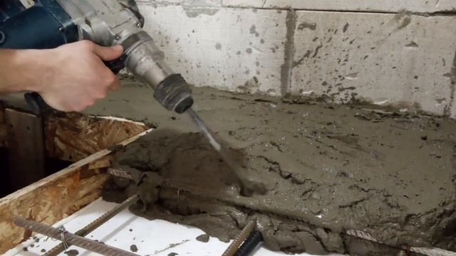 вибрируем бетон перфоратором.