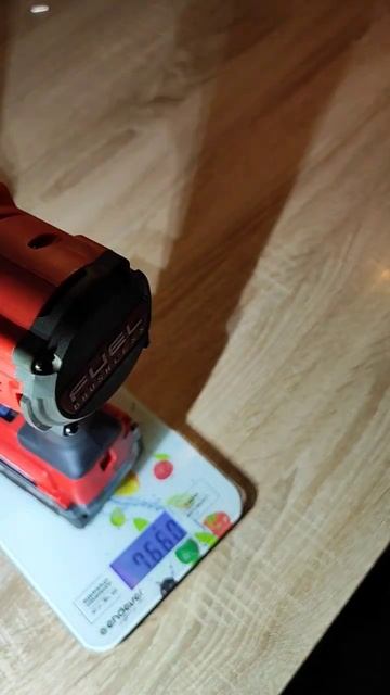 с аккумом красный совсем тяжёлый. M18 onefhiwf12 and DCF 921 смотреть онлайн