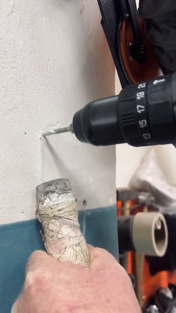 Сверлим стену дрелью-шуруповертом ИНТЕРСКОЛ ДАУ 13/36В 9 смотреть онлайн