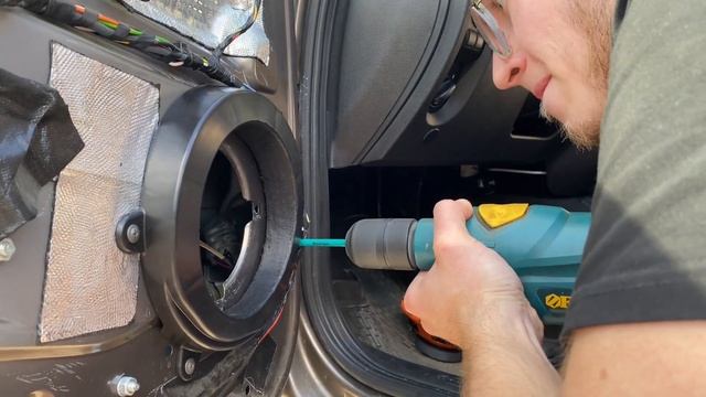 Замена штатной акустики LADA GRANTA FL на DL Audio Barracuda 165 смотреть онлайн