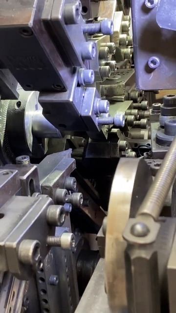 Процесс изготовления пружины. #shortsvideo #лайфхак #diy #заво смотреть онлайн