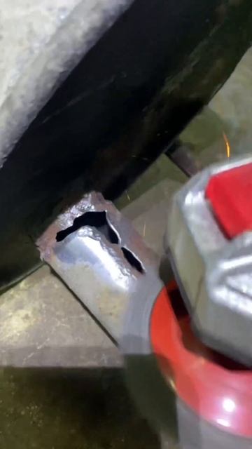 Завариваем дыры в выхлопной системе 🙂 смотреть онлайн