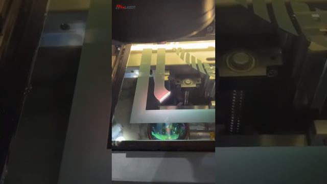 Стеклянное зеркало. Матовая поверхность, обработанна? смотреть онлайн