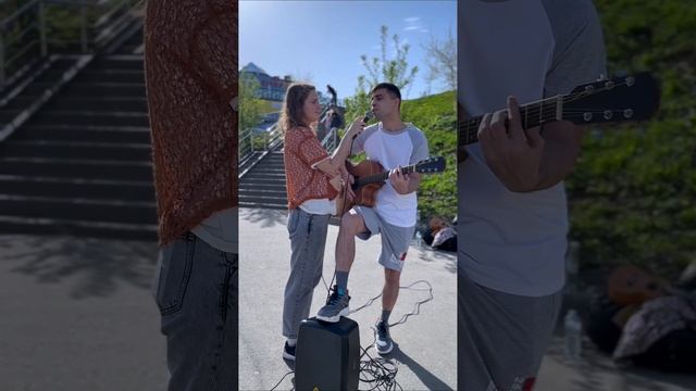 Я ей понравился, как думаете? 😅 (Спел свою песню на улице)