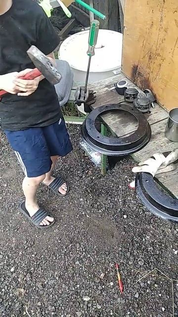 Никита разбирает колёсико от кресла, первый опыт. смотреть онлайн