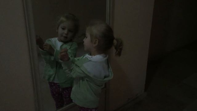 Ангелиночка красуется перед зеркалом. смотреть онлайн