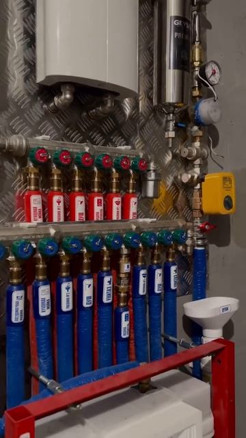 Собрали узел водоразбора в квартире 80м2. Трубы до потр? смотреть онлайн