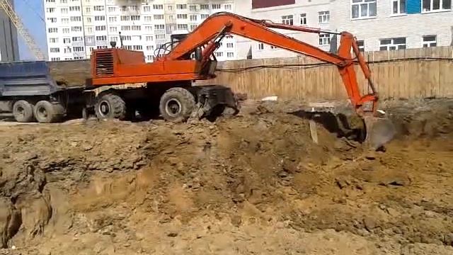 Экскаватор копает котлован