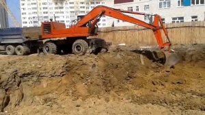 Экскаватор копает котлован