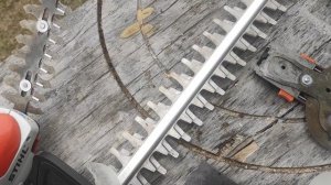 Триммер для подрезки кустов.