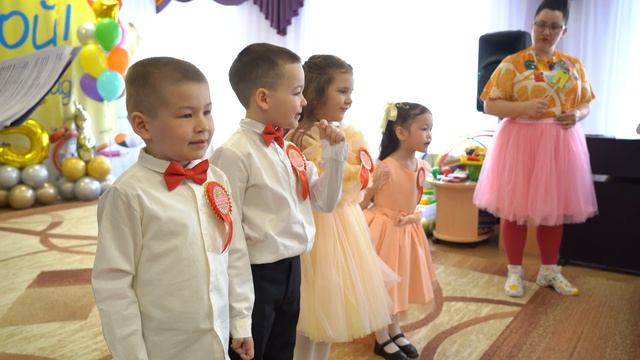 Воспитанники детских садов прощаются с наставниками и готовятся стать школьниками смотреть онлайн