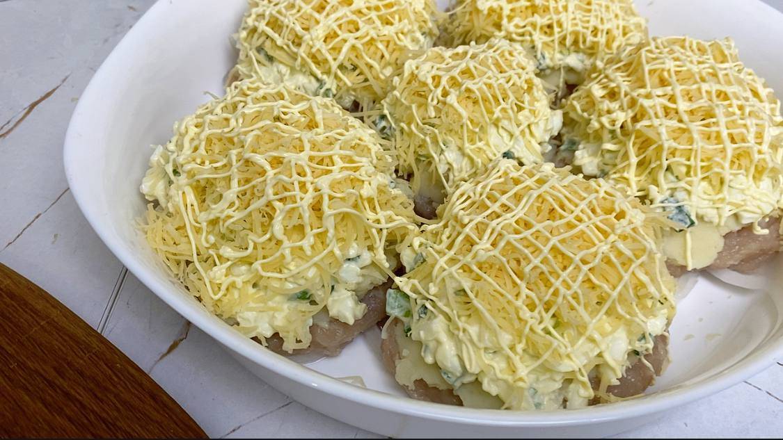 Такой простой рецепт, а вкус на миллион! Стожки из фарша съедаются за минуту! Уж очень вкусно!