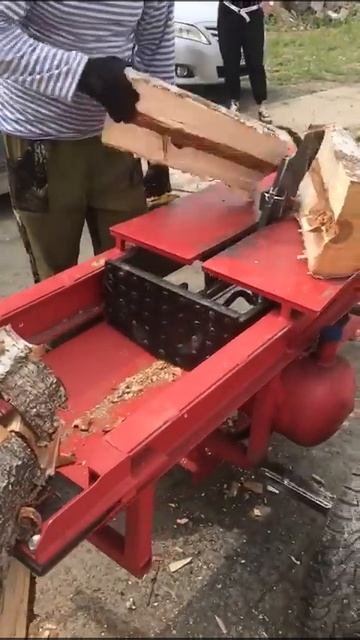 Колем чурки на дрова двухсторонним дровоколом. смотреть онлайн
