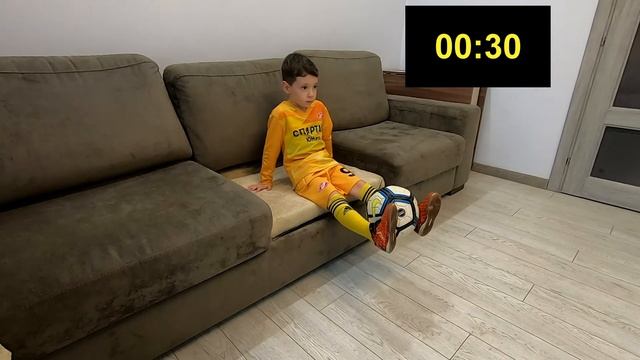 Удерживание мяча, сидя. смотреть онлайн