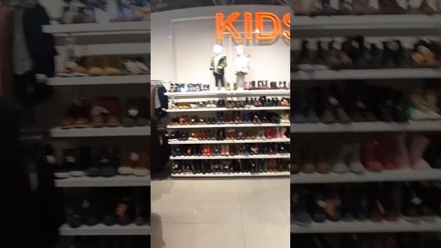 Как представить дет.обувь в одной зоне, если нет места в обувной зоне. BRANDS OUTLET
