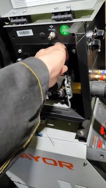 Протяжка проволоки через ролики в аппарате PRO MIG 350P смотреть онлайн