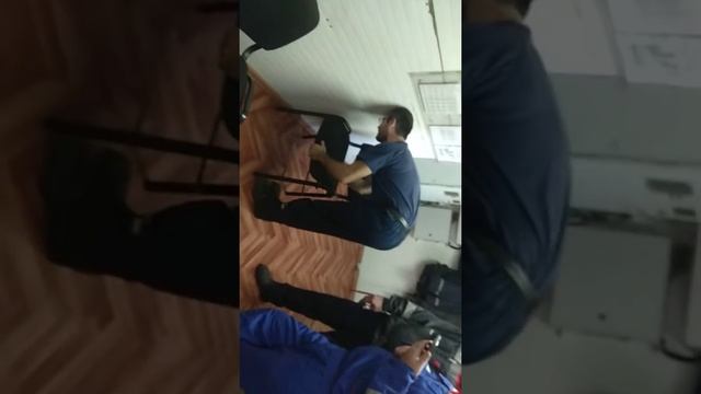 Поднимаем стул. Типа мужики это сделать не могут. смотреть онлайн