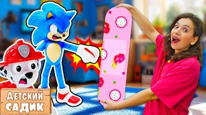 Маквин упал с горки 🚗🩹 Учимся первой помощи с игрушками в детском садике! Видео для малышей