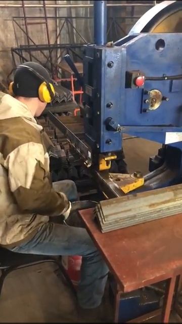 Пробивка отверстий 14 мм в уголке 75*50*5 на пресс ножница? смотреть онлайн