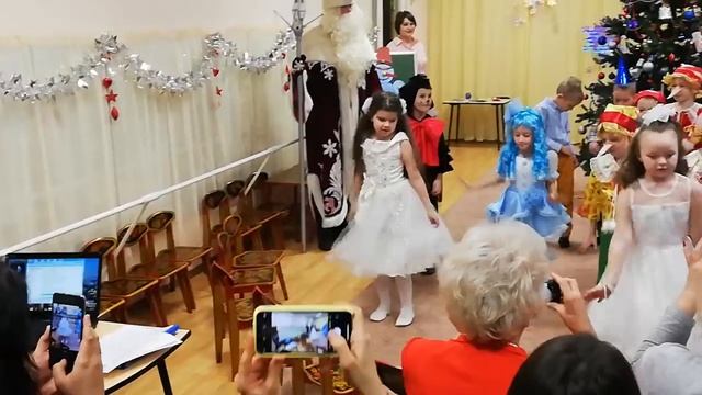 Новогодняя елка в саду