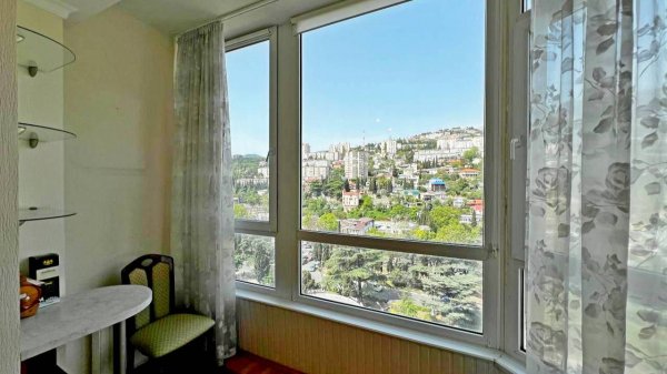 видео 2к моск 33 7эт 115м аренда в Ялте