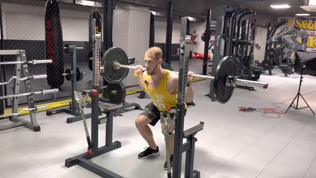 Приседания со штангой с узкой постановкой ног ( ягодиц